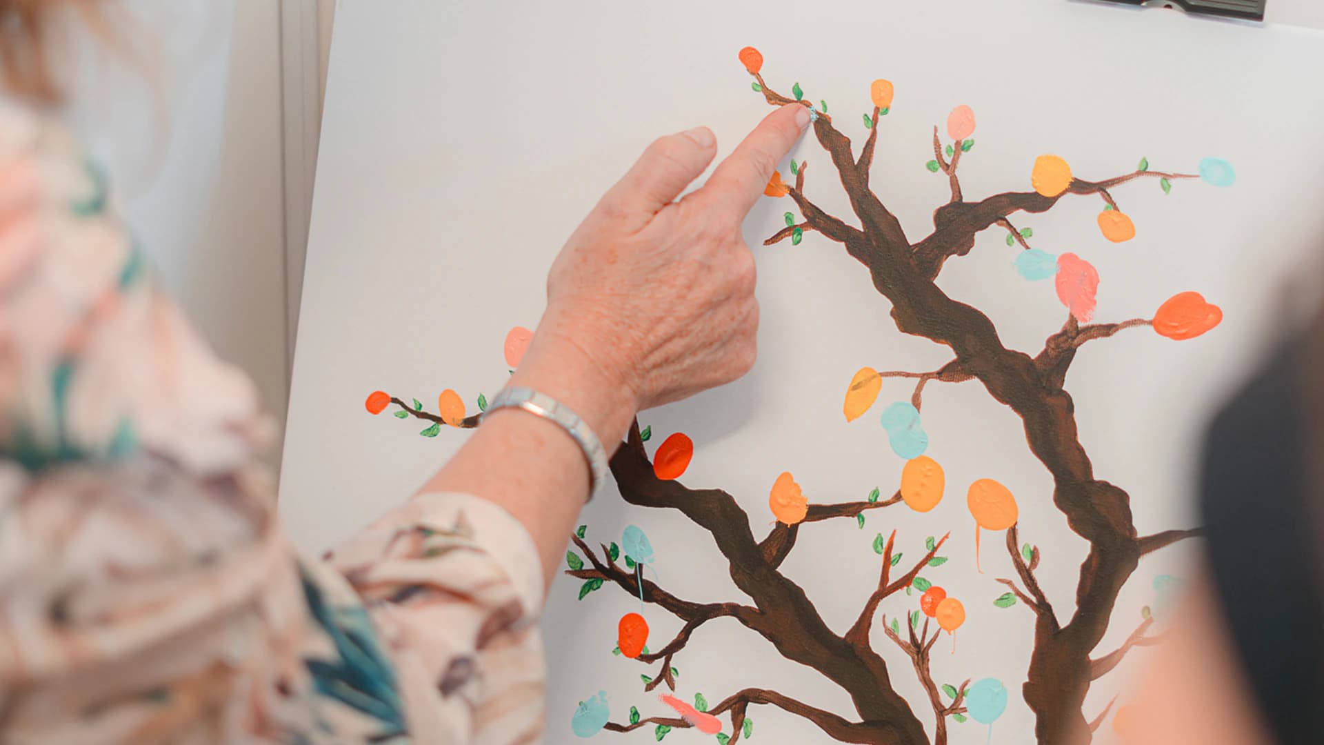 Participante a criar uma árvore de papel num atelier