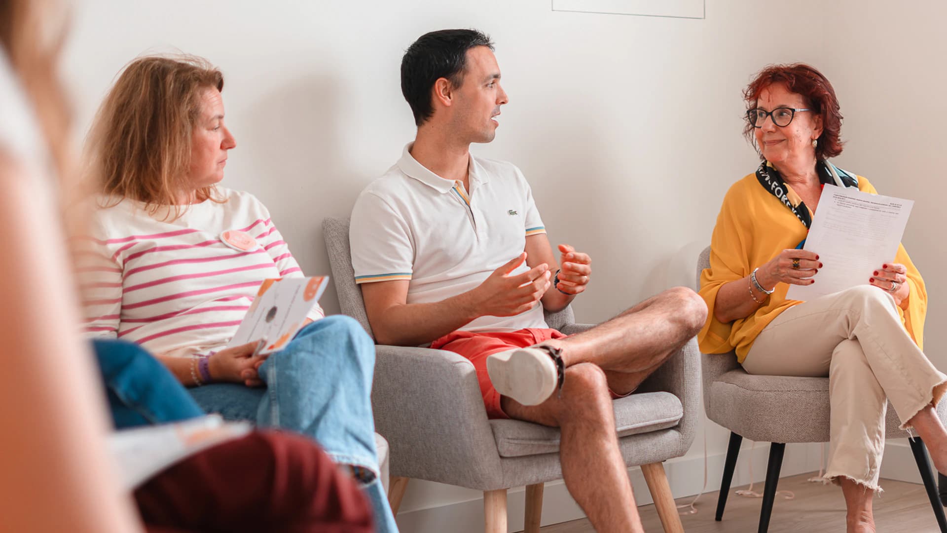 Pessoas a conversar sentadas em círculo