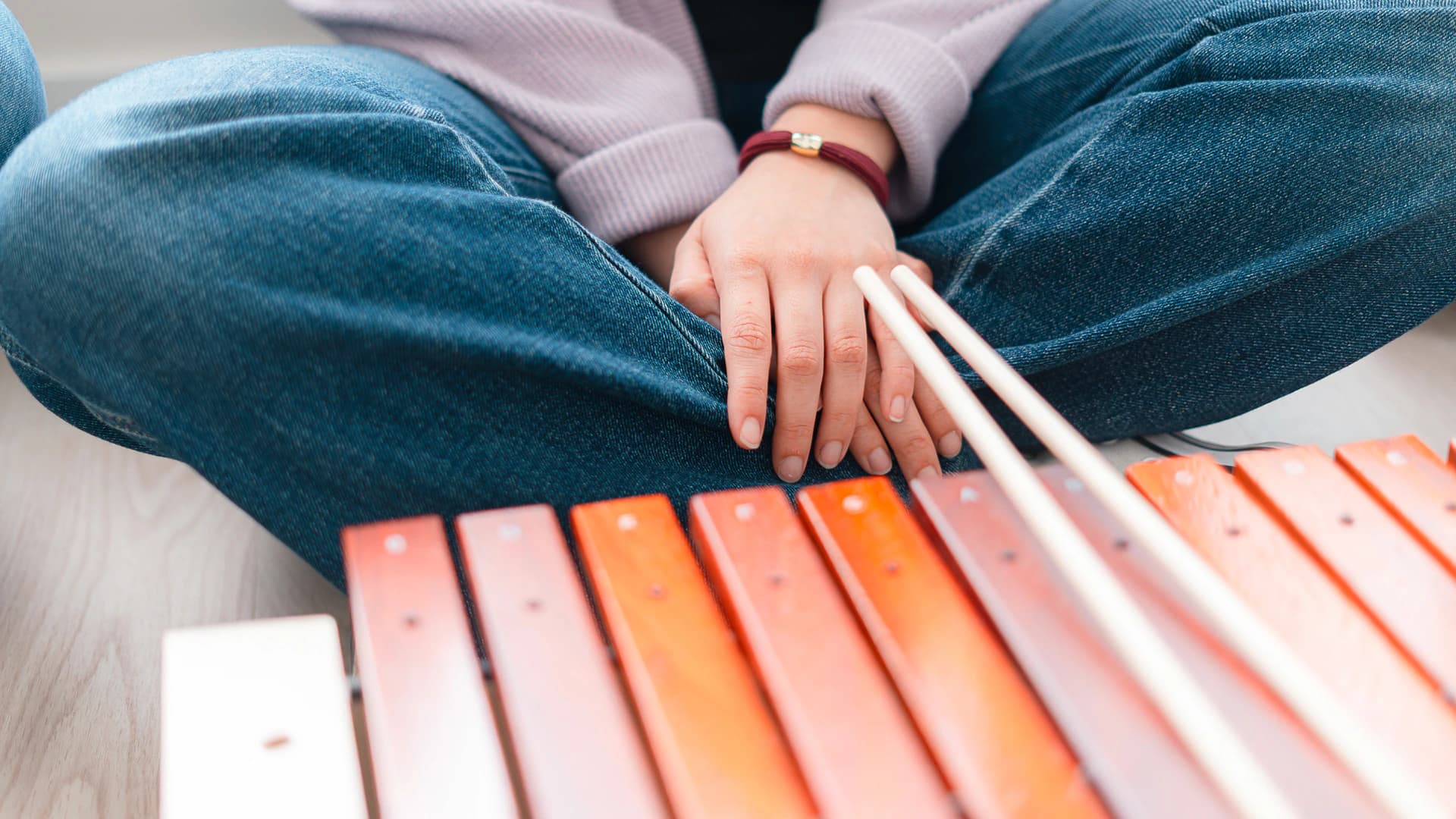 Jovem a tocar xilofone numa sessão de musicoterapia