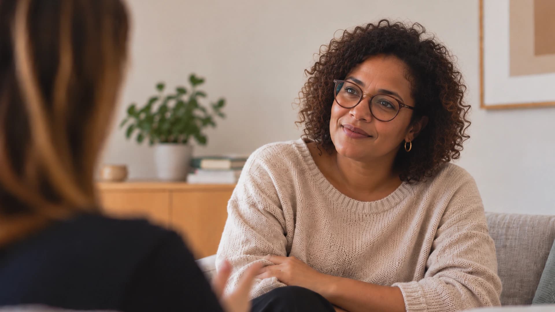 Mulher a conversar numa consulta de psicologia