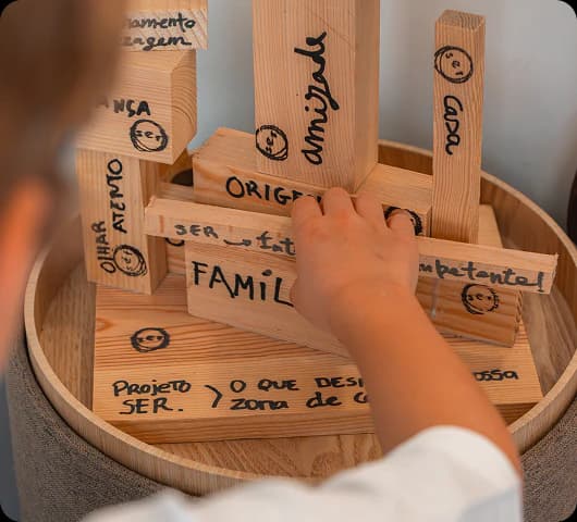 Peças de madeira com mensagens sobre família, confiança e amizade